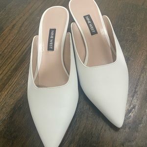 Nine West Pointed toe mule in white 5.5